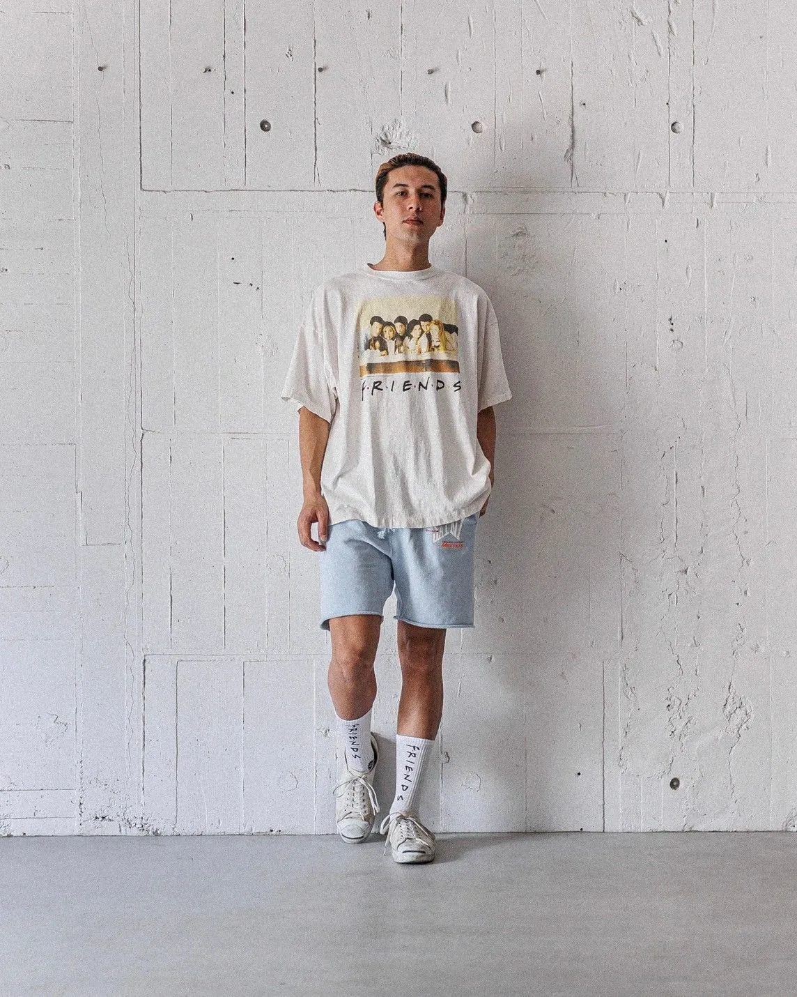 SAINT Mxxxxxx × FRIENDS FRD_SS TEE/FRIENDS/WHT American TV series Friends co-branded short-sleeves White stills TEE Beige S-XL Ready-made garments washed and distressed The top domestic printing factory God restored the correct accessories Friends co-branded wash mark Top purchasing level